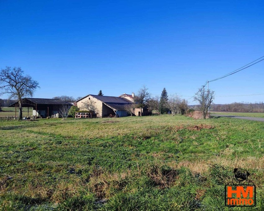 Maison à vendre avec grand potentiel sur 1 hectare de terrai